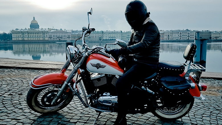 Мотоцикл Kawasaki Vulkan V800 на фоне Санкт-Петербурга