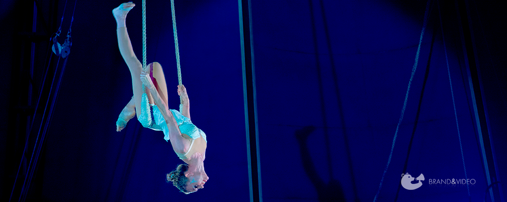 гимнастка вверх головой в цирке