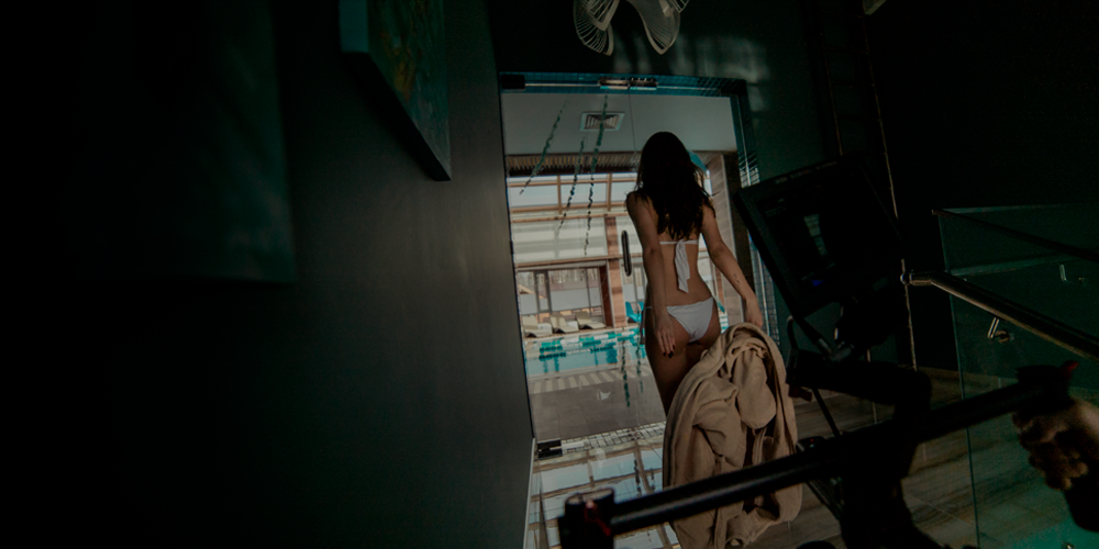Девушка идет в бассейн, кадр со съемок рекламного ролика для интернета