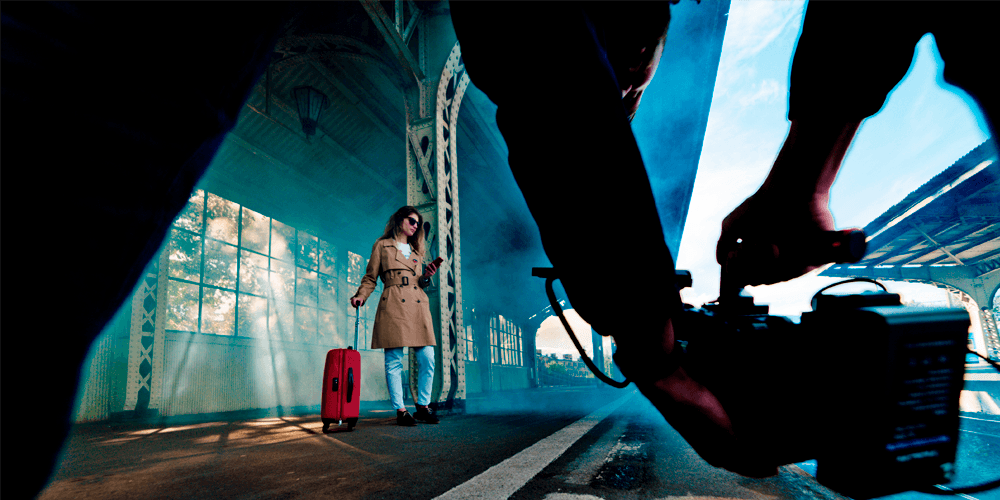 камера снимает девушку на вокзале