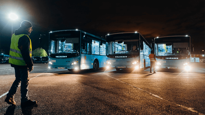 Автобусы ночью с включенными фарами