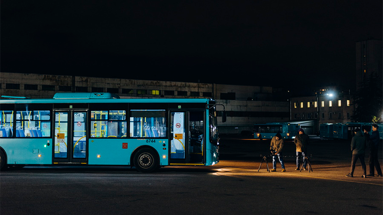 Синий автобус сбоку ночью