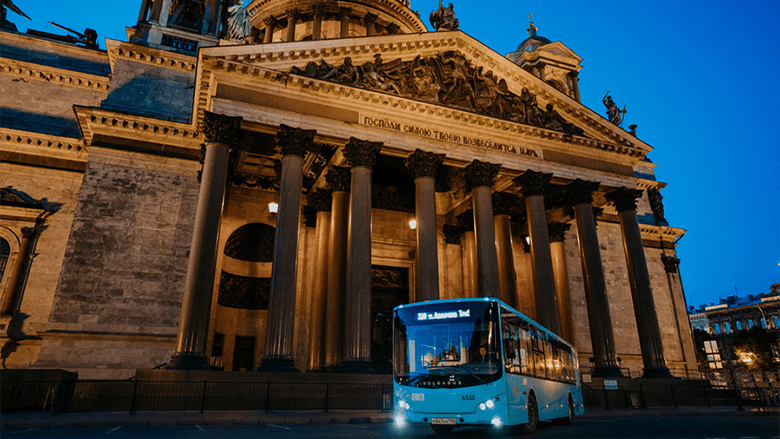 Синий автобус напротив Исаакиевского собора в Санкт-Петербурге ночью