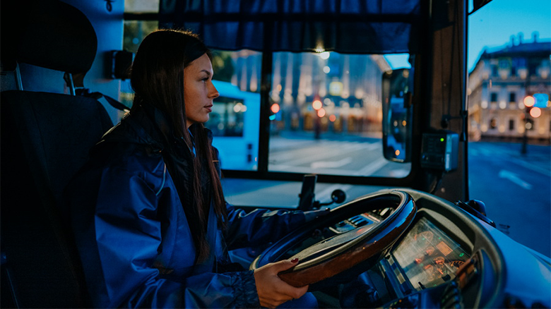 Женщина водитель за рулем автобуса