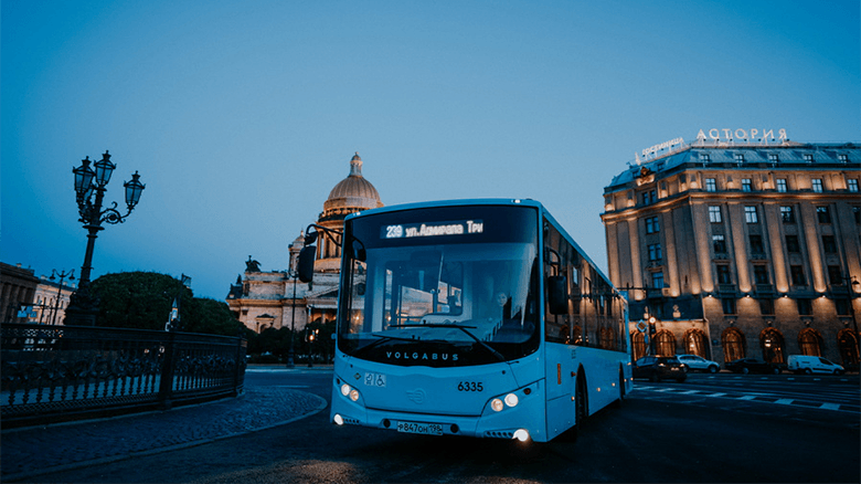Автобус на Исаакиевской площади в Санкт-Петербурге