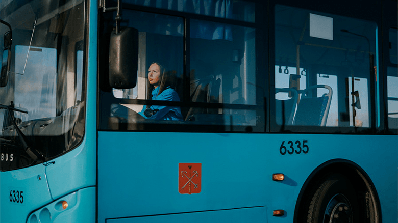 Девушка за рулем автобуса в Санкт-Петербурге