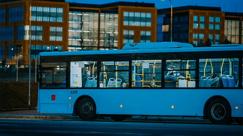 Синий пассажирский автобус в сумерках