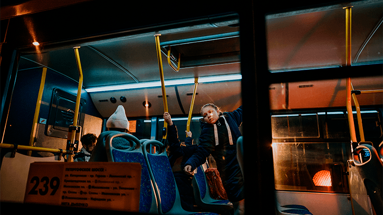 Девочка висит на поручнях в автобусе