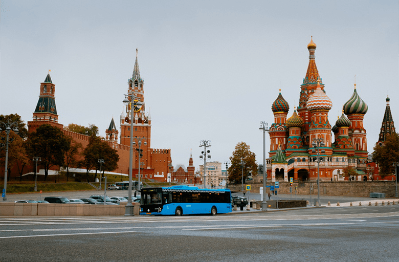Синий автобус на фоне Кремля