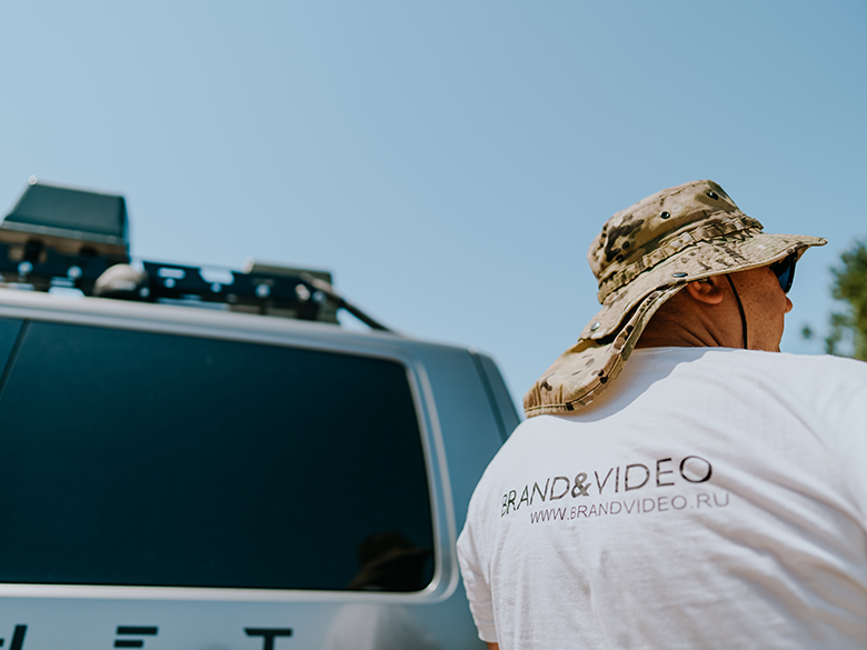 Мужчина в футболке видеопродакшна BrandVideo