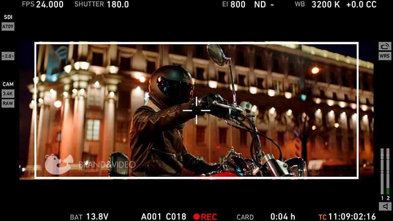 мотоциклист в черном шлеме, кадр из кинокамеры, интерфейс ARRI ALEXA