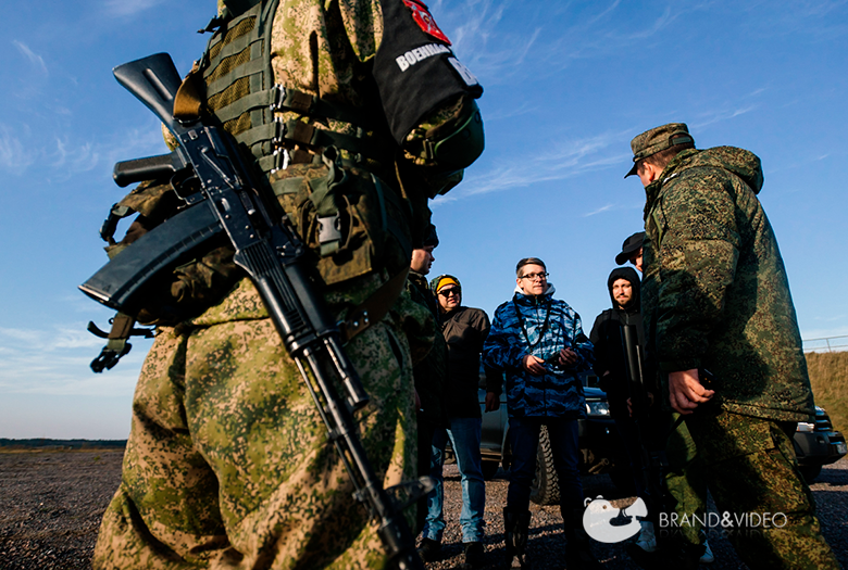 Автомат Калашникова, военные на съемках обсуждают с режиссером сцену