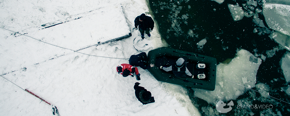 съемочная группа переправляется на резиновой лодке зимой