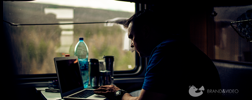 Андрей Натахин продюсер нашей студии едет в поезде с ноутбуком