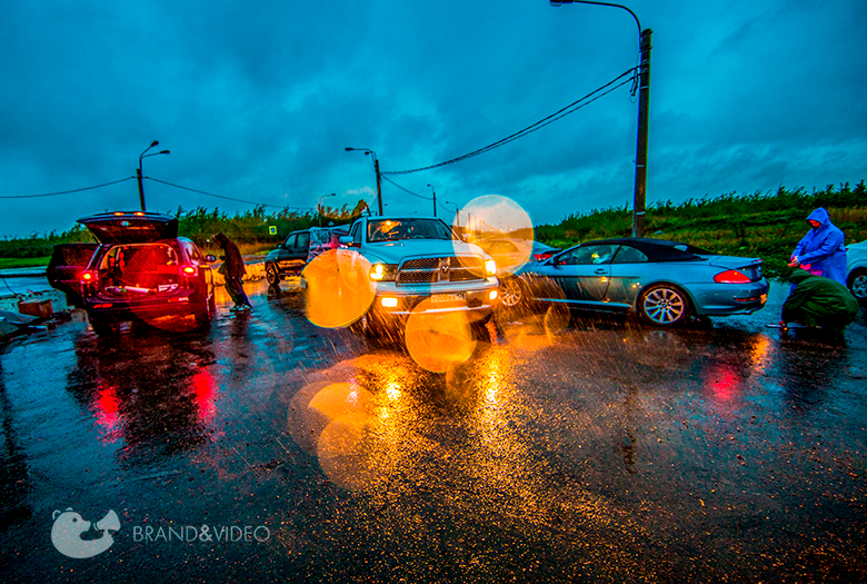 Машины под дождем на съемках