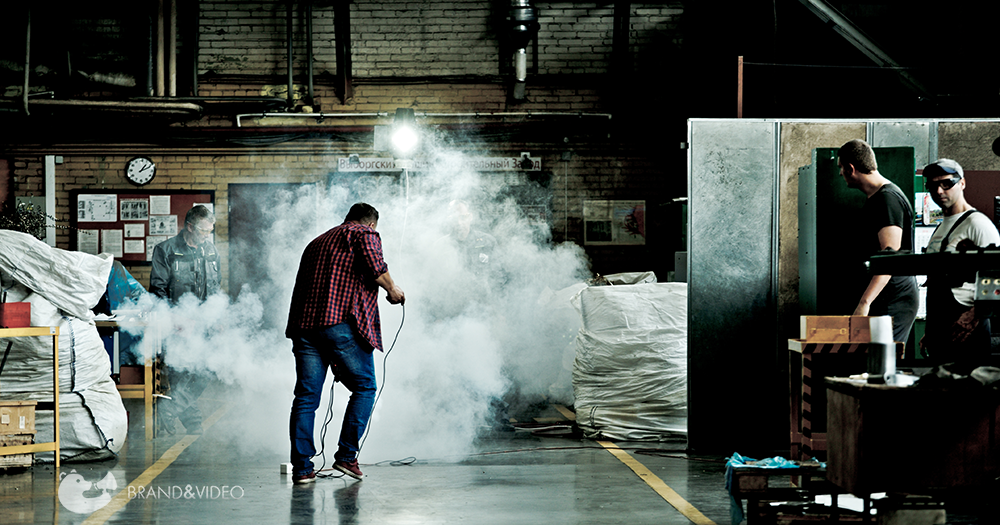 интерьерный дым на заводе, мужчина с дым-машиной
