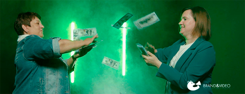 Две женщины разбрасывают доллары